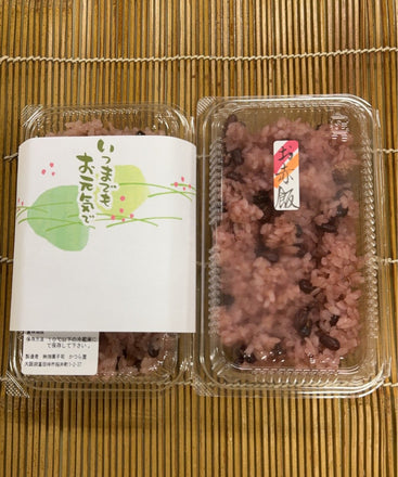 敬老の日のお祝いに用意した御菓子司かつら屋のお赤飯